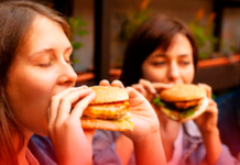 Consumo de ultraprocessados dobra no Brasil e acende alerta sobre riscos